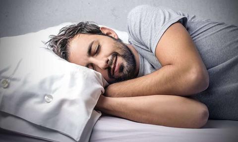 هل تعلم أن وضعية نومك قد تقصر عمرك؟.. تعرف على