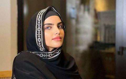شاهد: السعودية سارة الودعاني تنزع بعض ملابسها