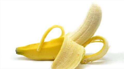 احذروا إزالة خيوط الموز عند تناوله.. لهذه