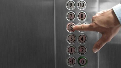 ماذا ينبغي عليك أن تفعل إن توقف المصعد فجأة؟..