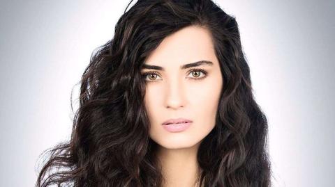 الممثلة التركية توبا “لميس” تخطف الأنظار من