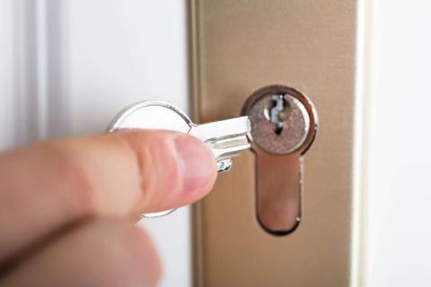 طريقة ذكية من خطوتين لفتح أي قفل ضاع مفتاحه أو