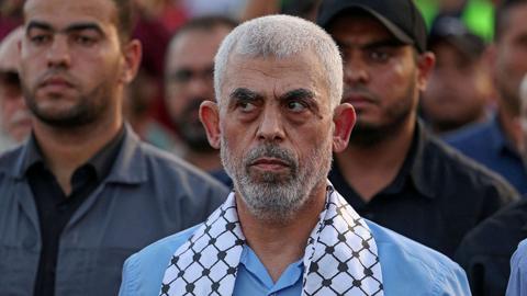 محاط بطفلين.. إسرائيل تنشر أول فيديو لزعيم حماس
