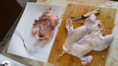 لسحب عظام الدجاج قبل الطهي دون تعب.. إليك هذه
