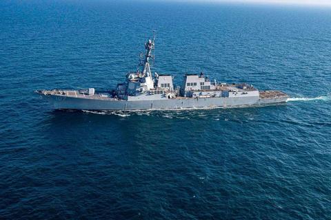عاجل: صاروخ يمني يستهدف سفينة أمريكية في البحر