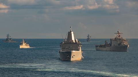 البحرية الأمريكية تكشف تفاصيل مواجهات في البحر