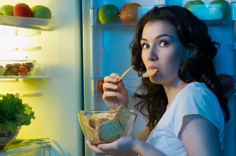 5 مخاطر صحية كارثية لتناول الطعام قبل النوم