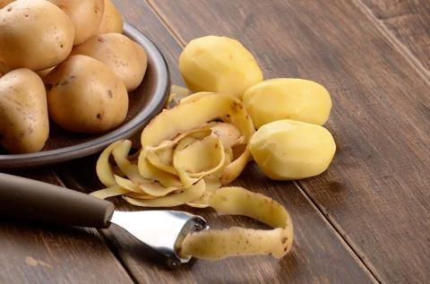 فوائد صحية غير متوقعة لقشور البطاطا.. لا ترموها
